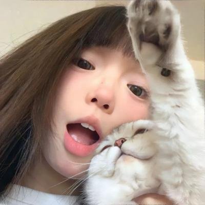 她背后的那双手